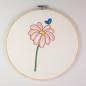 Preview: Stickmotiv Blume Marge mit Schmetterling - Sommermotiv - Download Stickdatei von FADENFRISCH