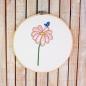Preview: Stickmotiv Blume Marge mit Schmetterling - Frühlingsmotiv - Download Stickdatei von FADENFRISCH