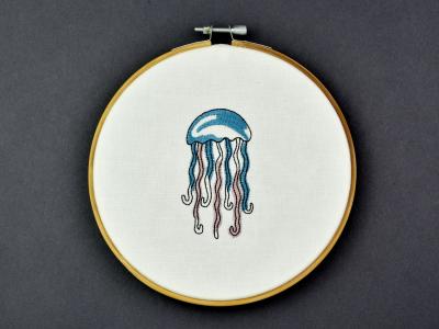 Stickmotiv Qualle Iris - buntes Meerestier - Download Stickdatei von FADENFRISCH
