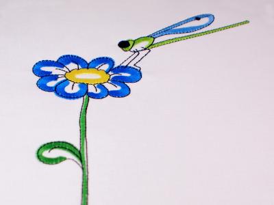 Stickmotiv Blume Dotti mit Libelle - Frühlingsdesign - Download Stickdatei von FADENFRISCH