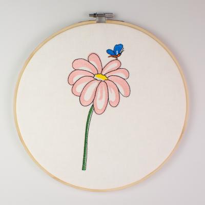 Stickmotiv Blume Marge mit Schmetterling - Sommermotiv - Download Stickdatei von FADENFRISCH