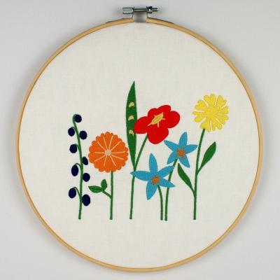 Stickmotiv frühlingshafte Blumenwiese - Download Stickdatei von FADENFRISCH