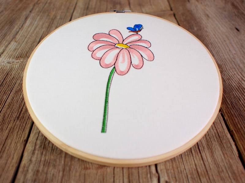 Stickmotiv Blume Marge mit Schmetterling - Download Stickdatei von FADENFRISCH