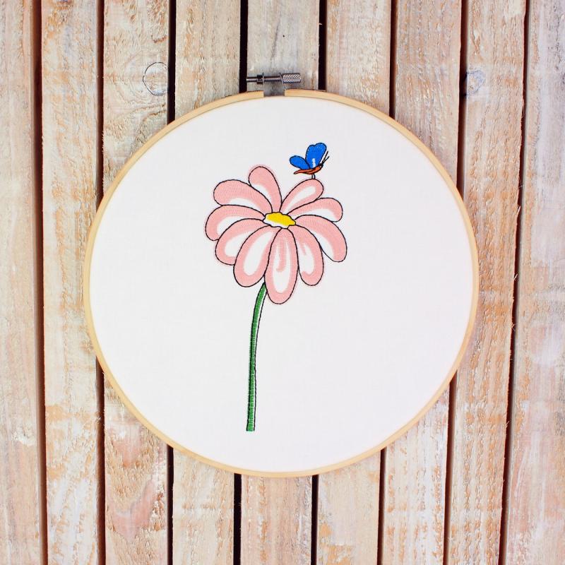 Stickmotiv Blume Marge mit Schmetterling - Frühlingsmotiv - Download Stickdatei von FADENFRISCH