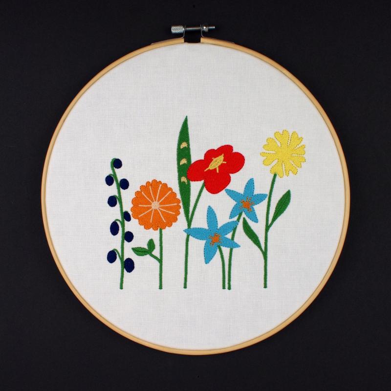 Stickmotiv frühlingshafte Blumenwiese - Download Stickdatei von FADENFRISCH